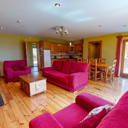 Courtyard 4 Bed Sleeps 8 Feriehus