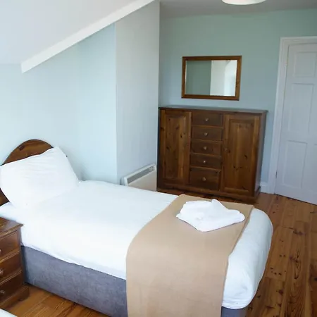 Courtyard 4 Bed Sleeps 8 *