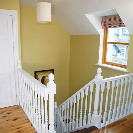 Courtyard 4 Bed Sleeps 8 * ディングル