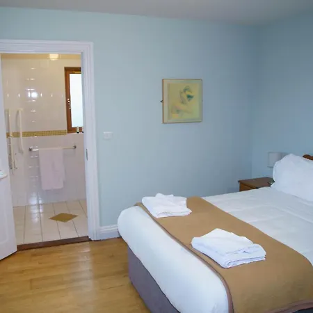 Courtyard 4 Bed Sleeps 8 *