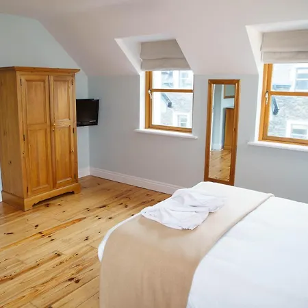 Courtyard 4 Bed Sleeps 8 *