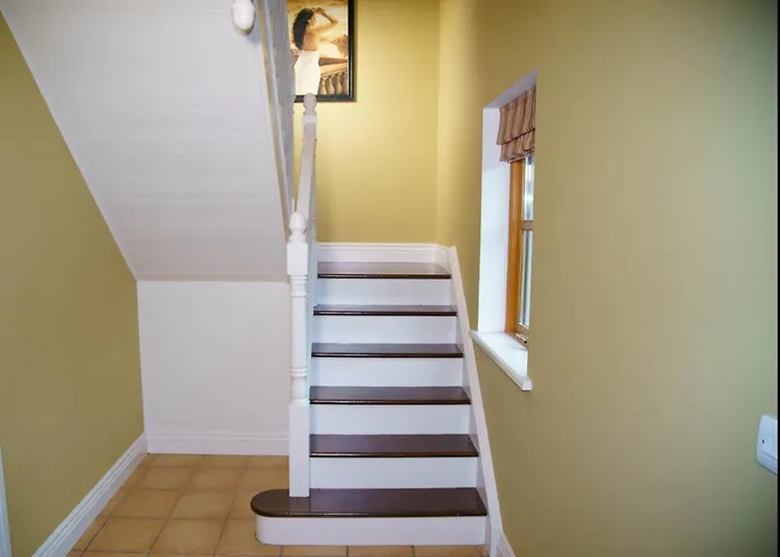 Courtyard 4 Bed Sleeps 8 *