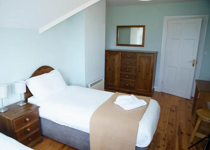 Courtyard 4 Bed Sleeps 8 *