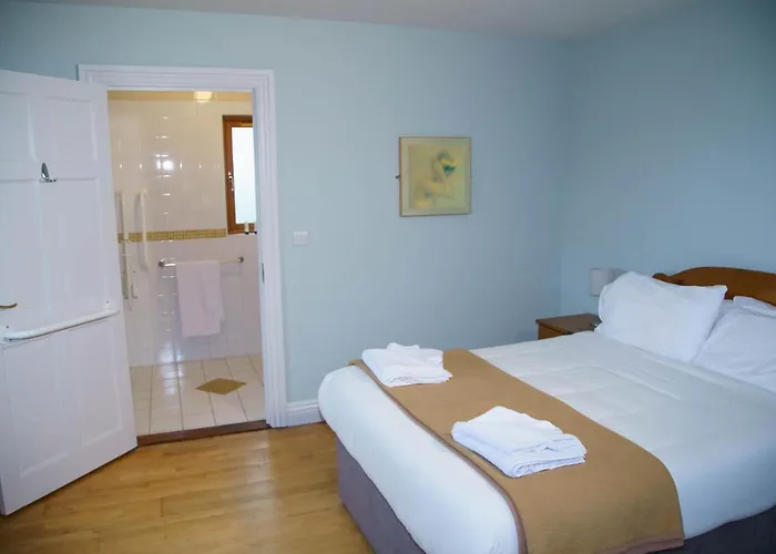 Courtyard 4 Bed Sleeps 8 *