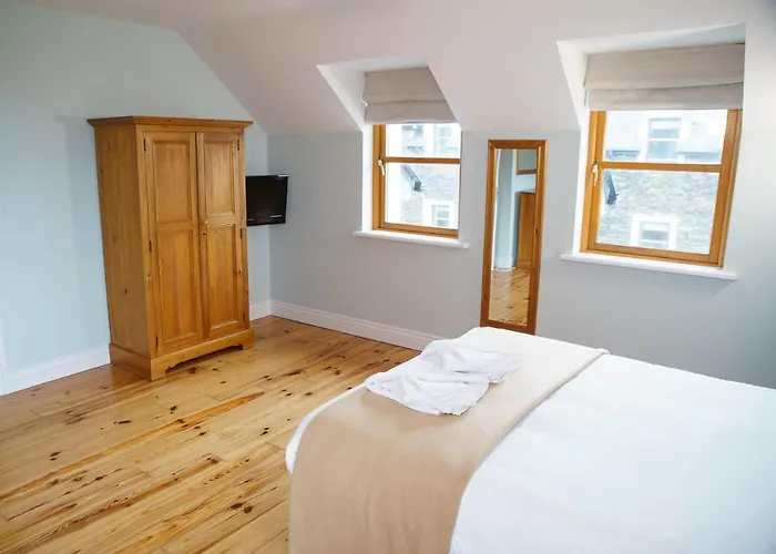 Courtyard 4 Bed Sleeps 8 *